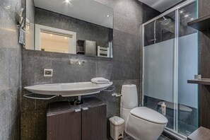 Douche, sèche-cheveux, serviettes fournies