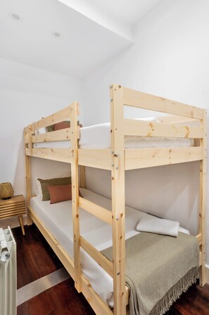 3 bedrooms, desk, iron/ironing board, WiFi - Cozy and bright 3BD apartment by Gran Via (Barcelona)