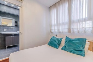 3 Schlafzimmer, Schreibtisch, Bügeleisen/Bügelbrett, WLAN