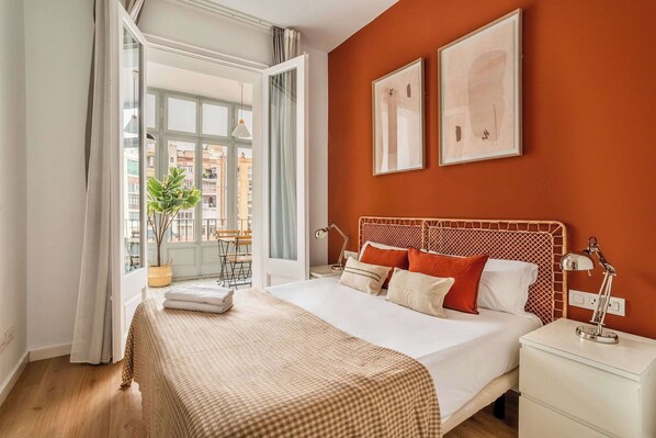 4 bedrooms, iron/ironing board, WiFi, bed sheets