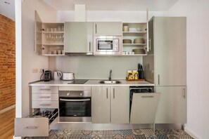 Kjøleskap, mikrobølgeovn, ovn og kokeplater