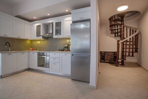 Fridge, oven, stovetop, coffee/tea maker