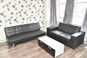 Living room - Bright and Spacious 2-bed Apartment in Sutton (Sutton)