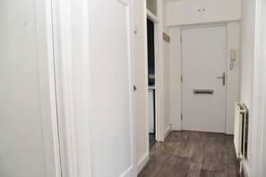 2 bedrooms, iron/ironing board, free WiFi - Bright and Spacious 2-bed Apartment in Sutton (Sutton)