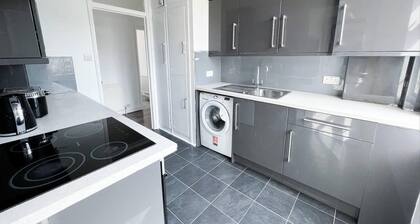 Bright and Spacious 2-bed Apartment in Sutton