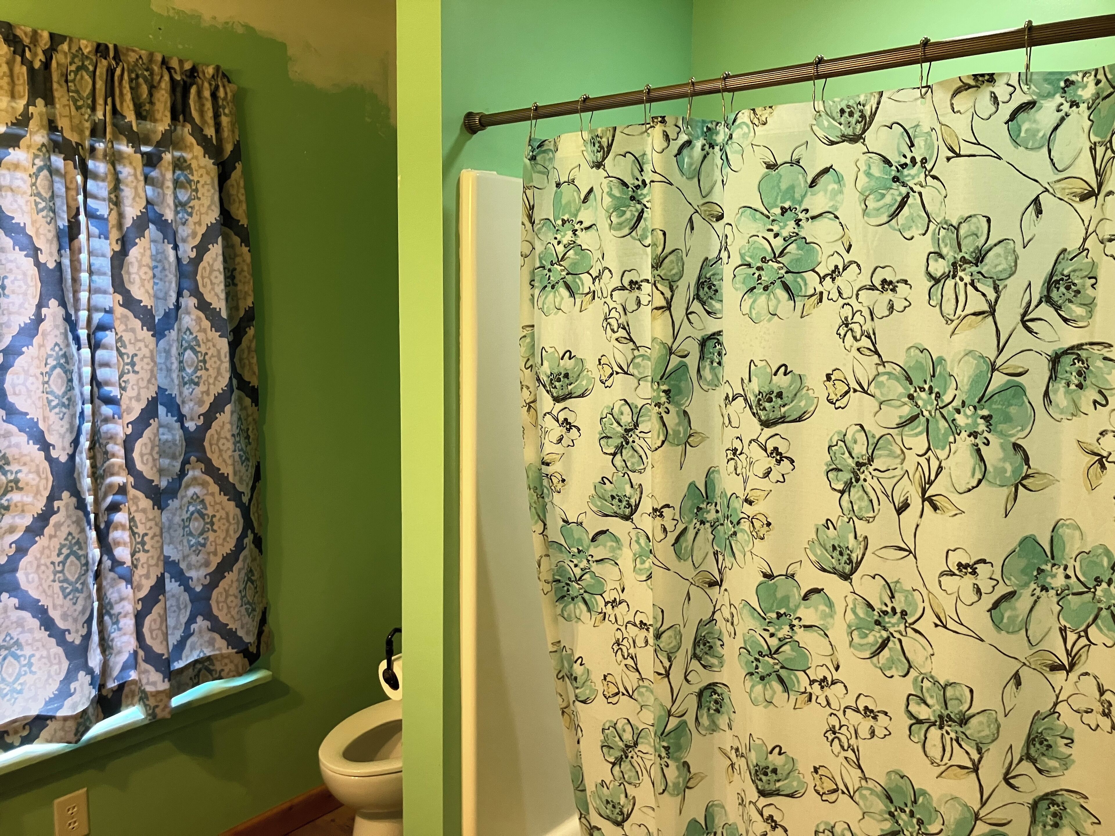 Tina con regadera, secadora de cabello, toallas, jabón 