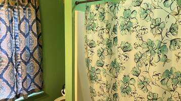 Tina con regadera, secadora de cabello, toallas, jabón