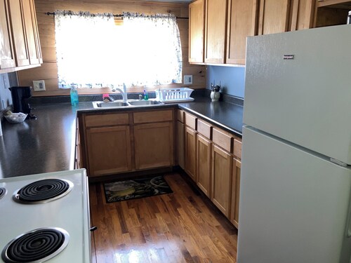 Cozy little cottage right in the friendly town of Damascus.