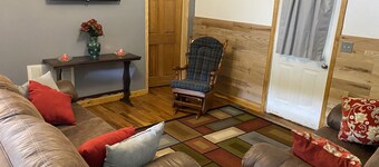 Cozy little cottage right in the friendly town of Damascus.