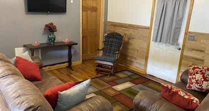 Cozy little cottage right in the friendly town of Damascus.