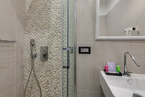 Shower, rainfall showerhead, free toiletries, hair dryer