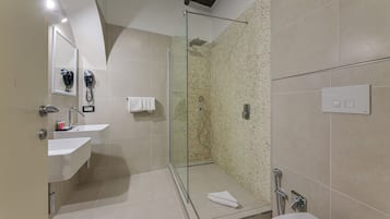 Standard Quadruple Room | Bathroom | Shower, rainfall showerhead, free toiletries, hair dryer