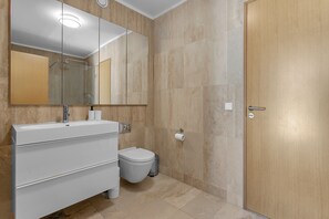 Douche, sèche-cheveux, savon, papier toilette