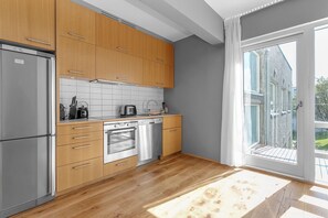 Réfrigérateur, micro-ondes, lave-vaisselle, cafetière/bouilloire