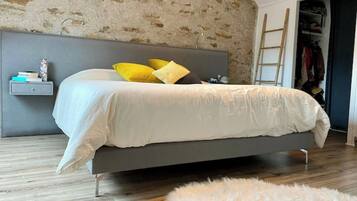 5 Schlafzimmer, Schreibtisch, Bügeleisen/Bügelbrett, Reisekinderbett