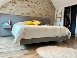 5 bedrooms, desk, iron/ironing board, travel crib