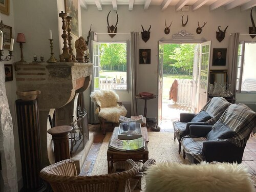 HUNTING LODGE IN THE MIDDLE OF AN AIRIAL