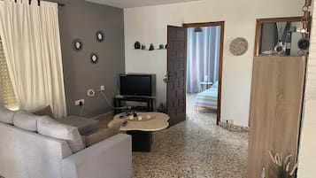 Smart TV, fireplace, stereo