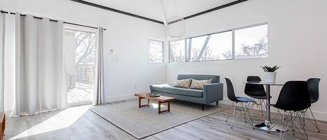 Lägenhet - 1 queensize-säng - kök | Vardagsrum | 40-tums tv med digitalkanaler