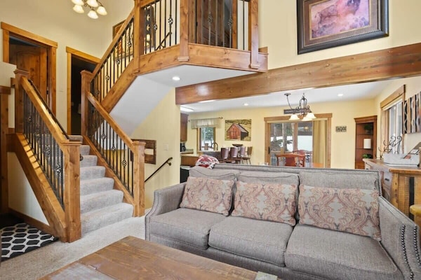 Vaulted ceilings, an open-concept kitchen, living and dining area, natural light, cozy furnishings and all the comforts of home await in this fabulous Breckenridge townhome located in town just minutes from the ski slopes.