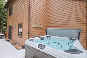 Outdoor spa tub - Charming 3BR w/ Hot Tub, Walk to Town & Skiing! (Breckenridge)