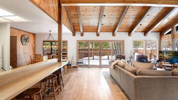 House, Multiple Beds, Hot Tub | Living room | 40-inch TV with digital channels, fireplace