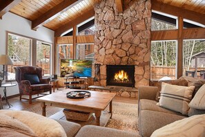 Casa, varias camas, hidromasaje | Sala de estar | Televisión de 40 pulgadas con canales digitales y chimenea 