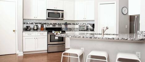 Maison, Plusieurs lits, accÚs à la piscine, vue sur la piscine (Wonderland at White Crane Ct) | Cuisine privée | Réfrigérateur, four à micro-ondes, un four, surface de cuisson