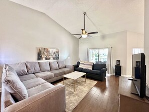 Maison, plusieurs lits, accès piscine, vue piscine (Wonderland at White Crane Ct) | Coin séjour | Télévision de 40 pouces avec cha înes numériques