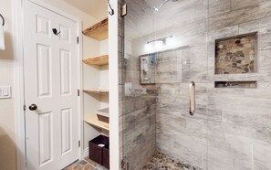 Apartamento, 2 camas de matrimonio, patio, vistas a la montaña (Villa De Los Pinos) | Baño | Toallas y papel higiénico