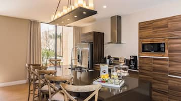 Townhouse, flere senger, terrasse, hageutsikt (Villa at Magic Village) | Eget kjøkken | Kjøleskap, mikrobølgeovn, ovn og kokeplater