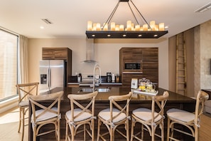 Casa geminada, várias camas, varanda, vista para o jardim (Villa at Magic Village) | Cozinha privada | Geladeira, micro-ondas, fogão, cooktop