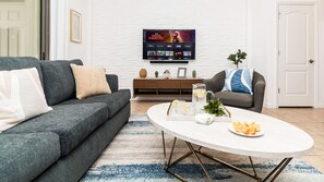 獨棟房屋, 多張床, 私人泳池 | 起居區 | 40-吋電視，提供有線頻道