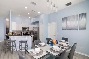 聯排別墅, 多張床, 可使用泳池, 泳池景觀 (The Magic of Brunello) | 用餐區