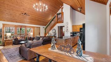 Cabin, Multiple Beds, Balcony, Golf View (The Lodge on the Creek) | Lobby