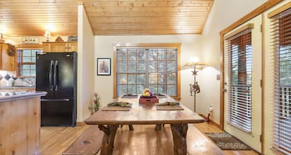 The Lodge on the Creek Branson West Cabin w/ Beautiful Views