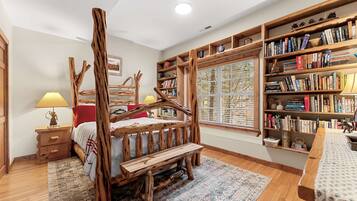 Cabaña, varias camas, acceso a la alberca, vista a la montaña (The Lodge on the Creek) | 3 habitaciones, decoración personalizada y muebles diferentes