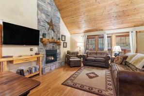 Huisje, meerdere bedden, balkon, uitzicht op golfbaan (The Lodge on the Creek) | Woonruimte | Een 42-inch flatscreentelevisie met digitale zenders