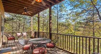 The Lodge on the Creek Branson West Cabin w/ Beautiful Views