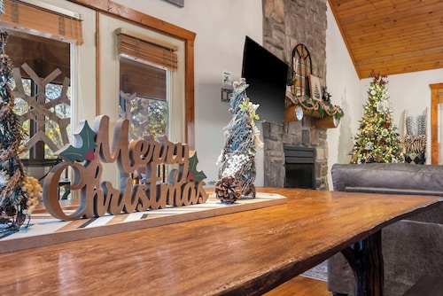 The Lodge on the Creek Branson West Cabin w/ Beautiful Views