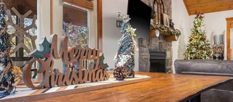 The Lodge on the Creek Branson West Cabin w/ Beautiful Views