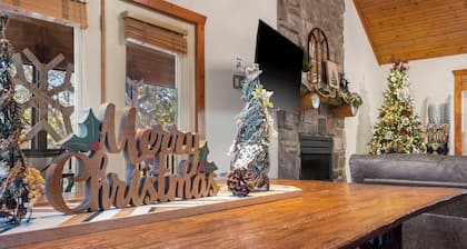 The Lodge on the Creek Branson West Cabin w/ Beautiful Views