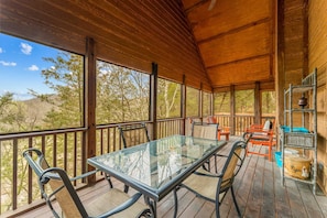 Outdoor dining - The Lodge on the Creek Branson West Cabin w/ Beautiful Views (Branson West)