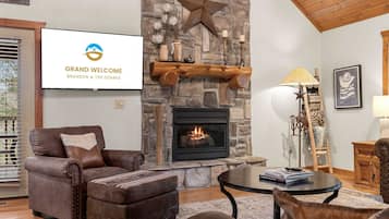 Cabaña, varias camas, acceso a la alberca, vista a la montaña (The Lodge on the Creek) | Área de sala de estar | Televisión de pantalla plana de 42 pulgadas con canales digitales