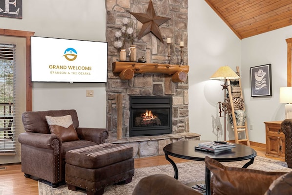 Cabaña, varias camas, acceso a la alberca, vista a la montaña (The Lodge on the Creek) | Área de sala de estar | Televisión de pantalla plana de 42 pulgadas con canales digitales 