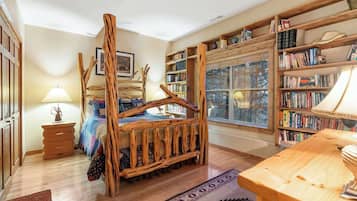 Cabin, Multiple Beds, Balcony, Golf View (The Lodge on the Creek) | 3 bedrooms, individually decorated, individually furnished, free WiFi
