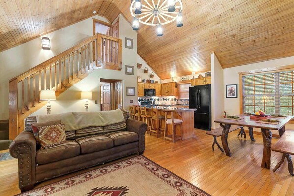 Huisje, meerdere bedden, balkon, uitzicht op golfbaan (The Lodge on the Creek) | Woonruimte | Een 42-inch flatscreentelevisie met digitale zenders