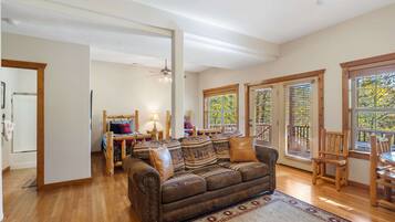 Kabin, Beberapa Tempat Tidur, balkon, pemandangan lapangan golf (The Lodge on the Creek) | Area keluarga | Televisi layar datar 42-inci dengan saluran TV digital