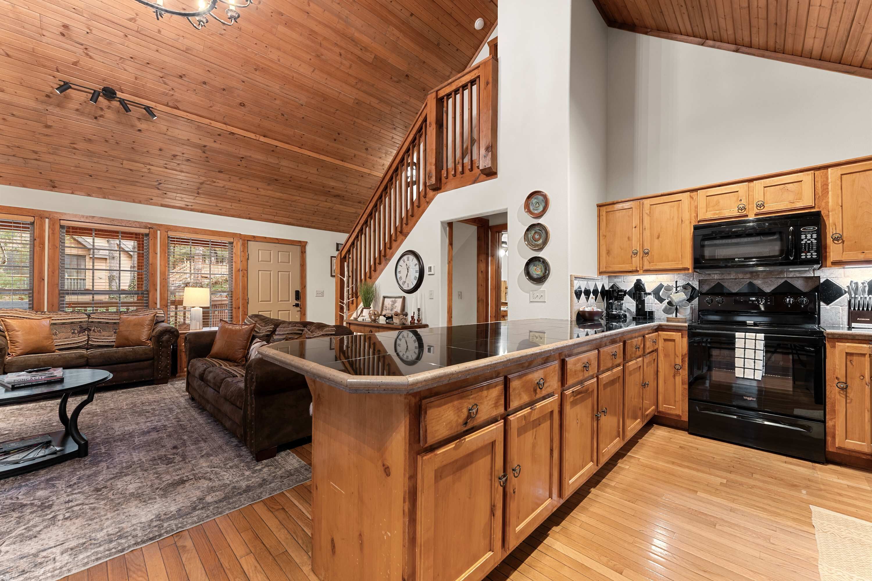 Chalet rustique, Plusieurs lits, accès à la piscine, vue sur la montagne (The Lodge on the Creek) | Cuisine privée | Cafetière-théière