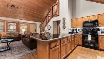 Hytte, flere senger, adgang til basseng, fjellutsikt (The Lodge on the Creek) | Eget kjøkken | Kaffetrakter/tekoker